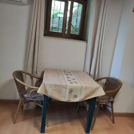 Guest House Villa Dos Poetas Sintra Exterior photo A table and two chairs